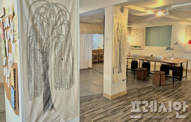 ▲린넨과 광목천 등 따뜻한 색감으로 연출된 전시장 내부 ⓒ프레시안