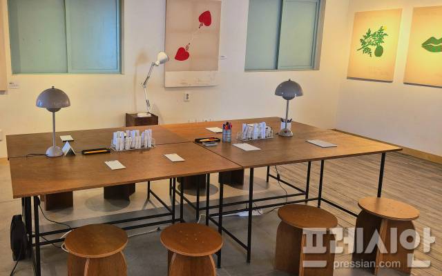 ▲관람객들이 소감 등을 메모지에 적어 서로 공유하는 참여형 코너 ⓒ프레시안