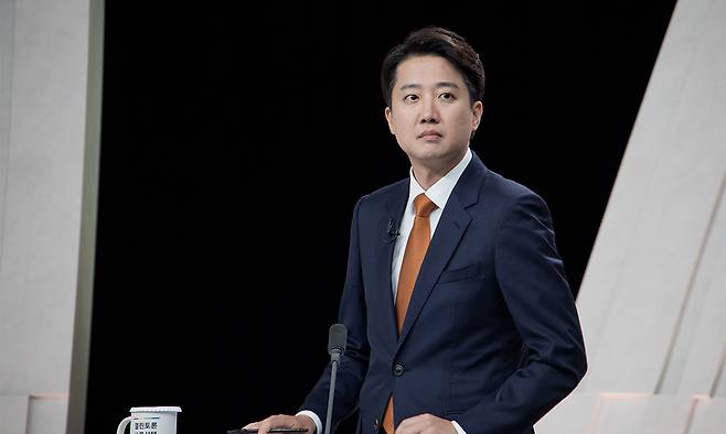 이준석 개혁신당 대선후보가 27일 서울 마포구 상암동 MBC 스튜디오에서 열린 중앙선거방송토론위원회 주관 제21대 대통령선거 3차 후보자토론회 준비를 하고 있다. 뉴시스