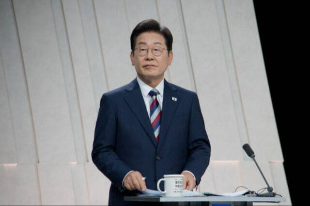 더불어민주당&nbsp;이재명 대선후보가 지난 27일&nbsp;서울 마포구 상암동 MBC 스튜디오에서 열린 중앙선거방송토론위원회 주관 대선 3차 TV토론회를 준비하고 있다. 뉴시스