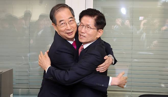 국민의힘 김문수 대선 후보가 11일 오전 서울 여의도 국민의힘 당사 내 대통령 후보실에서 한덕수 전 국무총리와 회동하며 포옹하고 있다. 공동취재