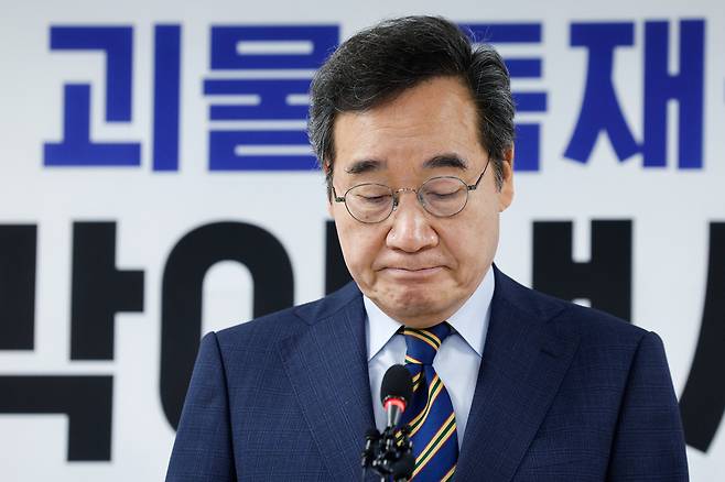 새미래민주당 이낙연 상임고문이 27일 서울 여의도 당사에서 국민의힘 김문수 대선 후보 지지를 선언하는 기자회견을 하고 있다. 뉴스1