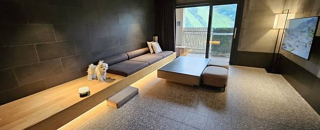 객실 내부엔 낮은 침대와 툇마루 시공, 냄새를 제거하는 배기 시스템 등 시설을 갖추고 있었다. 안전을 고려해 전기 콘센트는 높은 위치에 설치하거나 커버를 부착했고, 식기와 주방용품 등은 외부로 노출되지 않도록 비치했다. 박윤희 기자