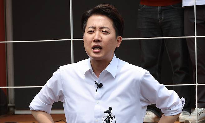 개혁신당 이준석 대선 후보가 사전투표를 하루 앞둔 28일 서울 여의도공원에서 유세를 마친 뒤 취재진의 질문에 답하고 있다. 연합뉴스