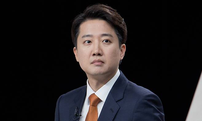 이준석 개혁신당 대선후보가 지난 27일 서울 마포구 상암동 MBC 스튜디오에서 열린 중앙선거방송토론위원회 주관 제21대 대통령선거 3차 후보자토론회 준비를 하고 있다. 뉴시스