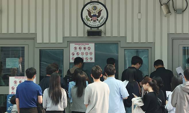 28일 서울 종로구 주한 미국대사관 앞에서 미국 비자를 발급받으려는 사람들이 줄을 서 있는 모습. 연합뉴스