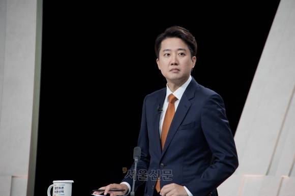 21대 대선후보 3차 TV토론 - 27일 서울 상암 MBC스튜디오에서 열린 21대 대선후보 3차 토론회에 개혁신당 이준석 후보가  참석하여  토론회를 준비하고 있다.   2025.5.27. 국회사진기자단