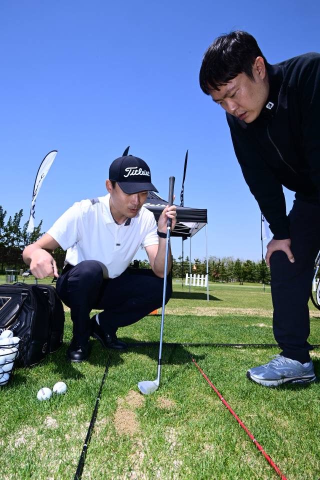 디봇 모양을 담당 피터(fitter·왼쪽)와 같이 보면서 스윙을 진단 받고 적합한 스펙을 찾아나갔다.