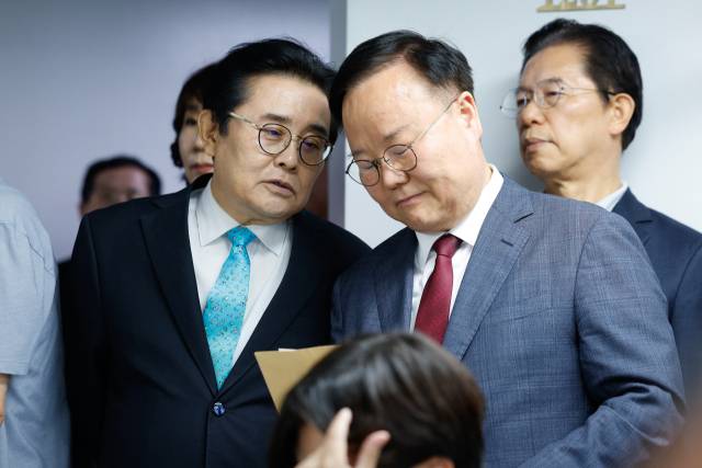 =전병헌(왼쪽) 새미래민주당 대표와 김문수 국민의힘 대통령 후보측 김재원 비서실장이 27일 서울 여의도 당사에서 이낙연 상임고문의 기자회견을 듣고 있다. 뉴스1