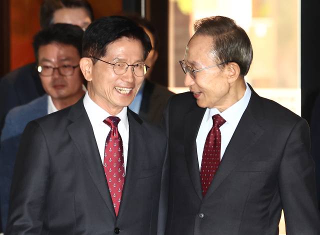 김문수 국민의힘 대통령 후보와 이명박 전 대통령이 27일 서울 여의도의 한 호텔에서 회동하고 있다. 뉴스1