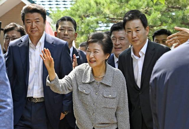 박근혜 전 대통령이 27일 오전 경북 구미시 상모동에 있는 부친 고(故) 박정희 대통령 생가를 찾아 환영 나온 지지자들을 향해 손을 흔들고 있다. 뉴스1