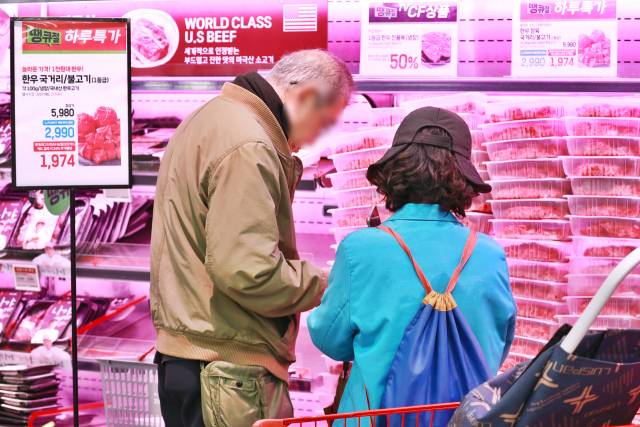 서울 중구 롯데마트 제타플렉스 서울역점에서 시민들이 장을 보고 있다. 연합뉴스