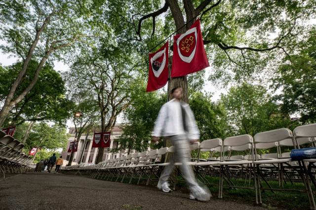 미국 매사추세츠주 하버드대 캠퍼스 내에서 한 행인이 걸어가고 있다. 신화통신