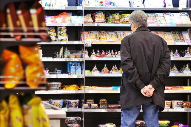12일 서울 시내 한 편의점에서 한 시민이 물건을 고르고 있다. 연합뉴스