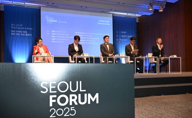 28일 서울 중구 신라호텔에서 열린 ‘서울포럼 2025’의 특별 포럼 ‘더 안전한 AI 시대로’에서 패널 토론이 진행되고 있다. 박유현(왼쪽부터) 싱가포르 DQ연구소 대표, 박완진 KT 책임감있는AI센터장, 김명주 AI안전연구소장, 김경훈 카카오 AI 세이프티 리더, 이승민 한국IBM 상무. 조태형 기자