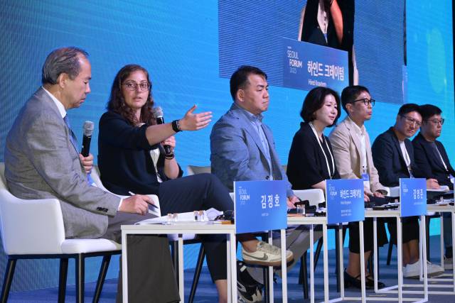 28일 서울 중구 신라호텔에서 열린 ‘서울포럼 2025’ 세션1에서 패널들이 토론을 하고 있다. 김정호(왼쪽부터) KAIST 교수, 하인드 크레이텀 팰런티어 아태지역 총괄, 김영준 LG전자 인공지능연구소장, 이보나 삼성전자 DA사업부 CX 인사이트그룹장, 주시현 현대자동차 로보틱스랩 상무, 전창근 티맵모빌리티 부사장, 류중희 리얼월드 대표. 성형주 기자