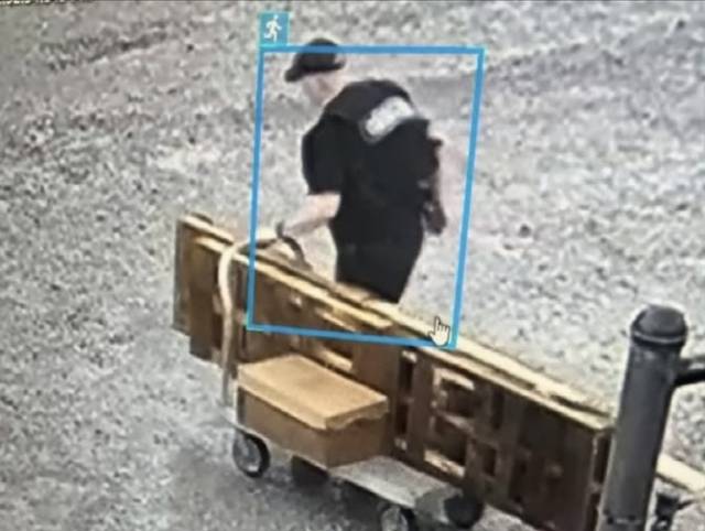 살인·강간을 저지르고 복역 중에 탈옥한 미국의 전직 경찰서장 그랜트 하딘이 위조 경찰복을 입고 탈옥하는 모습. / 아칸소 스톤카운티 보안관