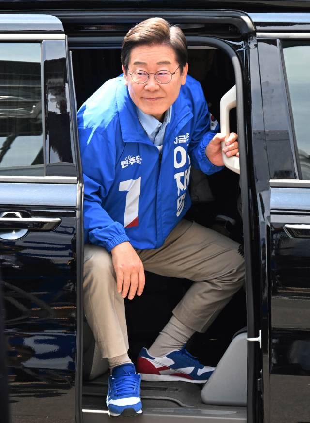 이재명 더불어민주당 대선 후보가 26일 수원시민들에게 지지를 호소하기 위해 경기 수원시 팔달구 영동시장을 방문, 차량에서 하차하고 있다. 수원=오승현 기자 2025.05.26