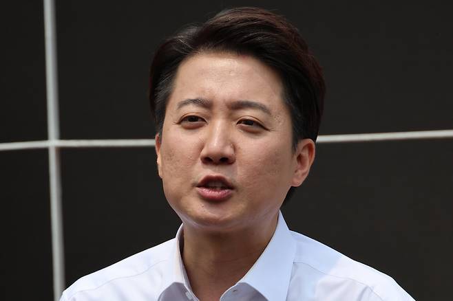 개혁신당 이준석 대선 후보가 사전투표를 하루 앞둔 5월28일 서울 여의도공원에서 유세를 마친 뒤 취재진의 질문에 답하고 있다. ⓒ연합뉴스