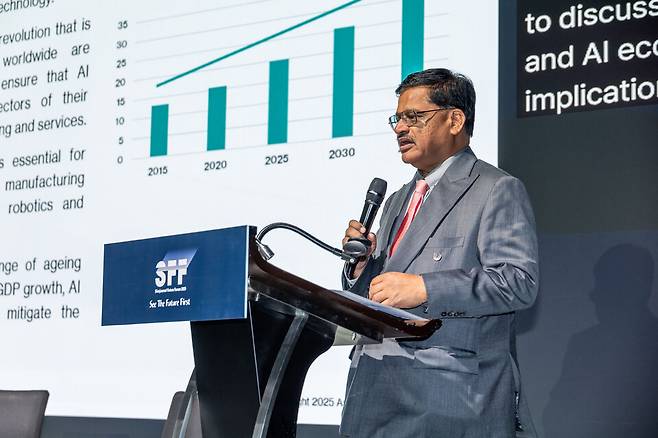 28일 서울 영등포구 페어몬트 앰배서더 서울 그랜드볼룸에서 열린 '시사저널 미래포럼 2025'에서 라지브 비스와스 아시아 태평양 이코노믹스 대표가 세션 발표를 하고 있다. ⓒ시사저널 최준필