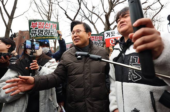 황교안&nbsp;전 국무총리가 2월28일 서울 종로구 성균관대학교 앞에서 열린 윤석열 당시 대통령 탄핵 반대 집회에 참석하며 보수 성향 유튜버들과 영상을 촬영하고 있다. ⓒ연합뉴스