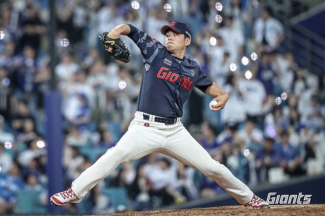 롯데 김진욱이 27일 대구삼성라이온즈파크에서 열린 삼성과 원정경기 7회말 구원등판해 역투하고 있다. 사진제공｜롯데 자이언츠