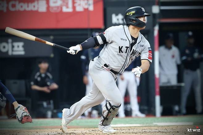 KT 간판 강백호가 27일 수원KT위즈파크에서 열린 두산과 홈경기 4회말 중전안타를 치고 있다. 강백호는 계속된 1사 2·3루서 김상수의 2루수 직선타 때 3루로 귀루하다 오른쪽 발목 인대가 파열됐다. 사진제공｜KT 위즈