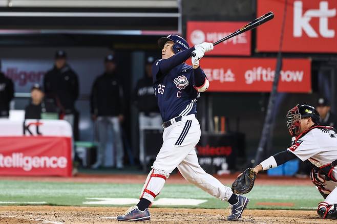 두산 양의지가 28일 수원KT위즈파크에서 열린 KT와 원정경기에서 멀티홈런을 쏘아 올리며 팀의 승리를 이끌었다. 두산은 양의지의 활약에 힘입어 하위권 탈출의 의지를 다시 한번 보여줬다. 사진제공｜두산 베어스