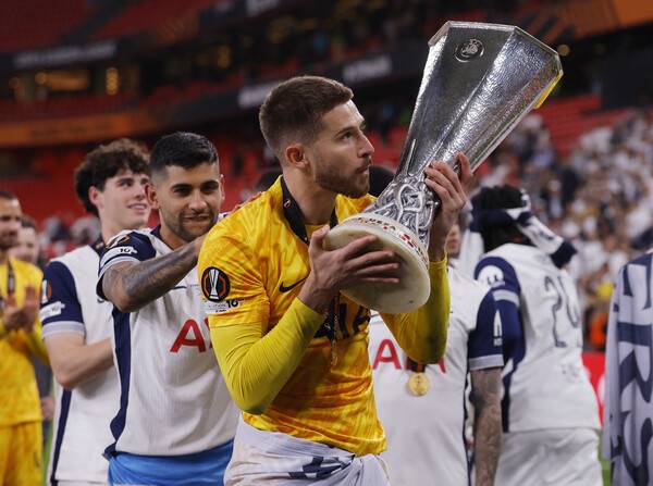 ▲ 토트넘 홋스퍼 손흥민 주장과 부주장 제임스 매디슨, 크리스티안 로메로, 굴리엘모 비카리오. ⓒ연합뉴스/REUTERS