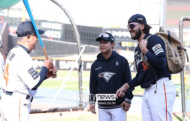 ▲ 기량은 물론 친화력에서도 높은 평가를 받고 있는 코디 폰세(오른쪽) ⓒ곽혜미 기자