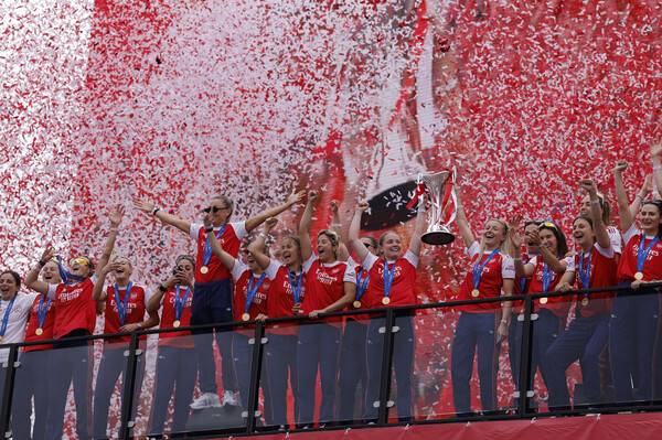 ▲ 아스널 위민도 유럽축구연맹 여자 챔피언스리그(UWCL) 우승으로 버스 행진을 했다. 에미레이트 스타디움 일대에는 5만 명의 군중이 모였다. ⓒ연합뉴스/REUTERS