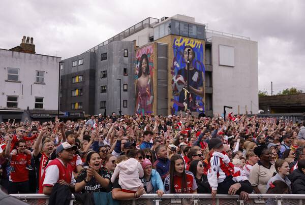 ▲ 아스널 위민도 유럽축구연맹 여자 챔피언스리그(UWCL) 우승으로 버스 행진을 했다. 에미레이트 스타디움 일대에는 5만 명의 군중이 모였다. ⓒ연합뉴스/REUTERS