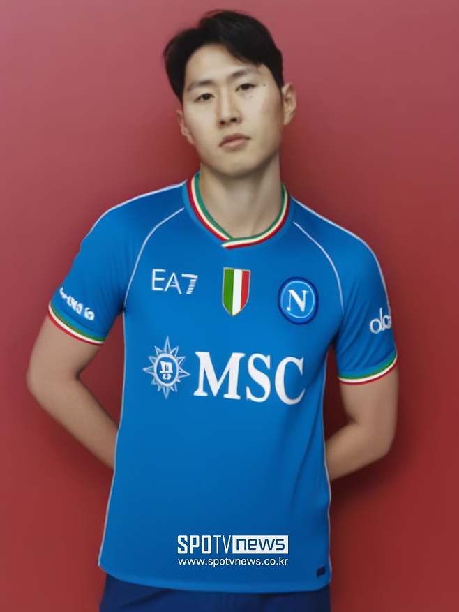 영국 매체 ‘커트오프사이드’는 “이강인은 파리 생제르맹와 재계약 협상에서 결렬되며, 여름 이적 시장의 중심 인물로 부상했다”라고 독점으로 보도했다. 해당 매체에 따르면, 이강인은 2028년까지 계약이 남아 있음에도 불구하고 구단의 장기 프로젝트에 대한 확신이 부족하고, 출전 시간 부족으로 인해 이적을 진지하게 고려하고 있는 것으로 알려졌다.&nbsp;실제로 올 시즌 파리 생제르맹에서 이강인은 주전급 선수 도약에 사실상 실패했다. 겨울 이적 시장을 통해 합류한 흐비차 크바라츠헬리아가 윙어 포지션에서 압도적인 영향력을 보였고, 브래들리 바르콜라, 데지레 두에 등이 루이스 엔리케 감독 눈길을 단번에 사로 잡았다. 중원에서는 비티냐, 워렌 자이르에메리, 우가르테 등이 포진하고 있다. 맨체스터 유나이티드에 이어 이탈리아 세리에A 우승 팀 나폴리까지 이강인에게 관심이다