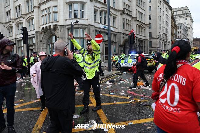 26일(현지시간) 영국 리버풀 워터 스트리트에서 진행된 리버풀FC의 2024~2025 잉글랜드 프리미어리그 우승 퍼레이드 도중 발생한 차량 돌진 사고 이후 현장을 통제하고 있는 리버풀 경찰. /AFPBBNews=뉴스1