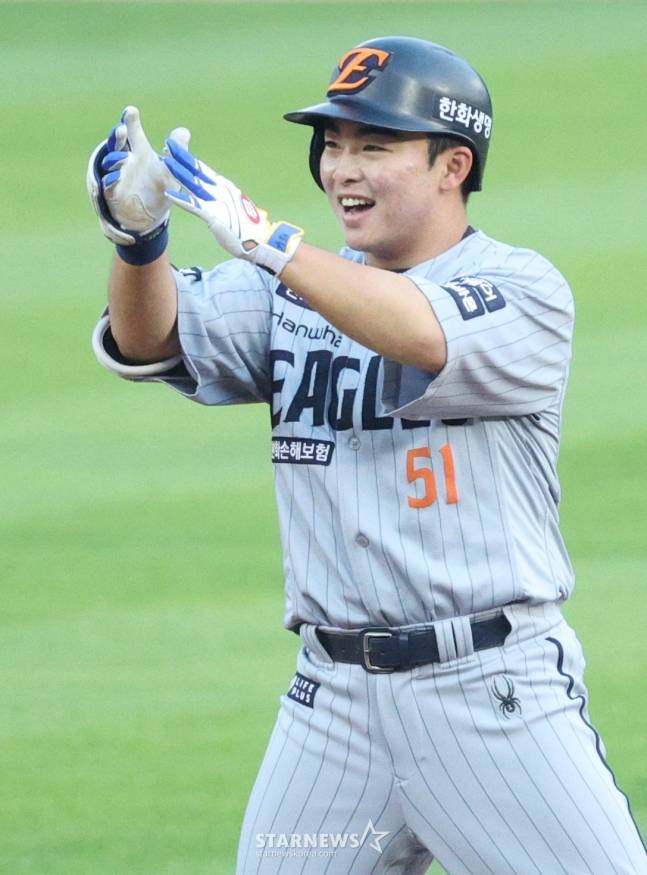 2025 신한 SOL Bank KBO리그 LG 트윈스 대 한화 이글스 경기가 28일 잠실야구장에서 열렸다.  한화 문현빈이 3회초 2사 1루에서 1타점 적시 2루타를 날리고 출루한 후 활짝 웃고 있다. /사진=김진경 대기자
