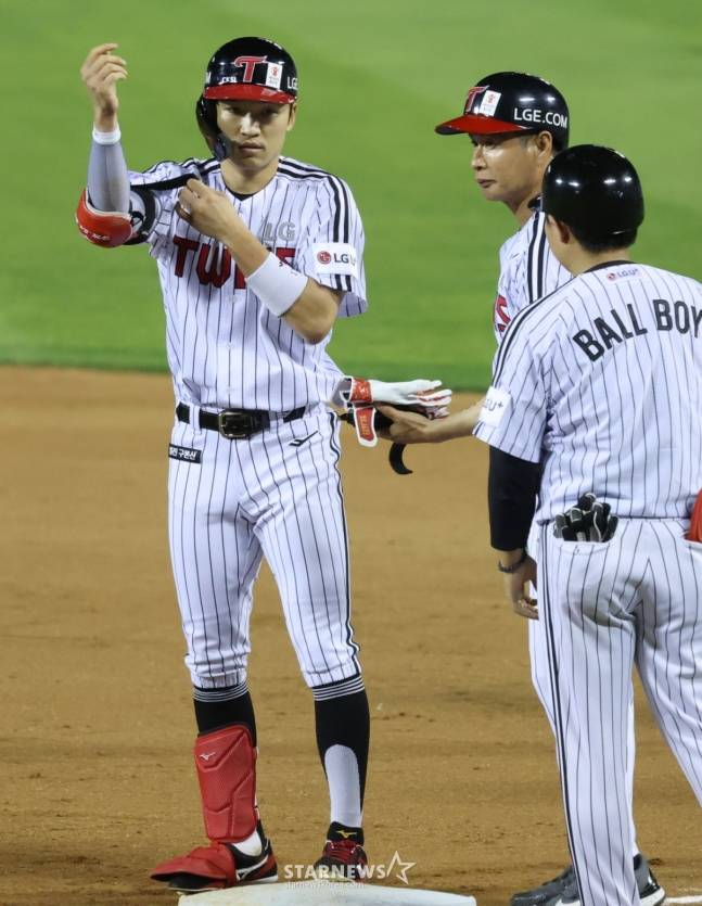 2025 신한 SOL Bank KBO리그 LG 트윈스 대 한화 이글스 경기가 28일 잠실야구장에서 열렸다.  LG 박해민이 7회말 2사 2,3루에서 동좀 2타점 적시타를 날리고 출루한 후 송지만 코치의 환영을 받고 있다. /사진=김진경 대기자