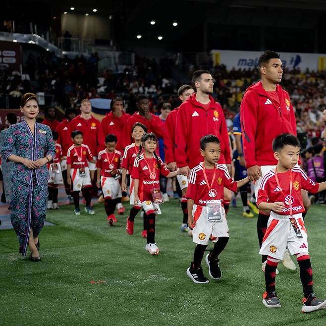 아세안 올스타와 경기 전 입장하는 맨유 선숟르. 제일 앞에 선 카세미루. /사진=맨체스터 유나이티드 공식 사회관계망서비스(SNS)