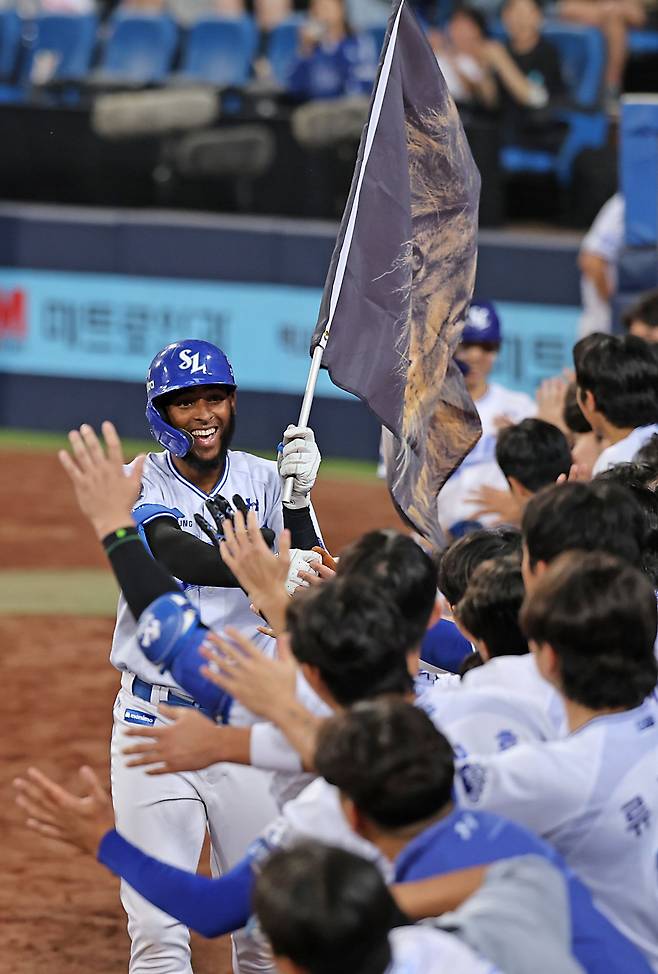 삼성 라이온즈 르윈 디아즈가 27일 대구 삼성라이온즈파크에서 열린 롯데 자이언츠와의 홈경기에서 홈런을 친 뒤 세리머니하고 있다. 삼성 라이온즈