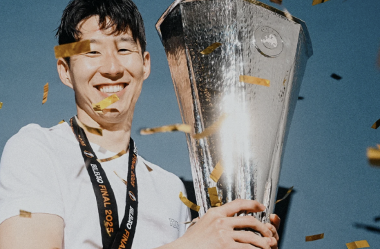 손흥민은 이제 토트넘 홋스퍼 구단에서 공식적으로 인정한 레전드다. 지난 10년 동안 토트넘을 위해 헌신한 손흥민의 노력에 대한 보답이다. 최근 토트넘과 함께 유럽축구연맹(UEFA) 유로파리그 우승을 달성한 손흥민이 토트넘 역사에서 주장 완장을 차고 유럽대항전 정상에 오른 세 번째 선수가 되자 구단에서는 그를 진정한 레전드로 인정했다. 사진 토트넘