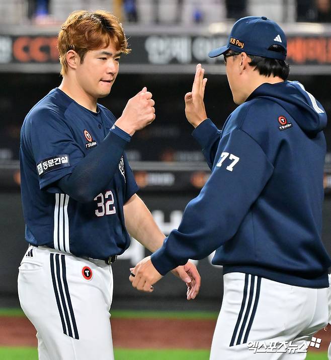 15일 오후 대전 한화생명 볼파크에서 열린 '2025 신한 SOL Bank KBO리그' 두산 베어스와 한화 이글스의 경기, 두산이 한화에 8:2로 승리를 거두며 3318일만에 대전 싹쓸이 승리에 성공했다.  이날 경기에서 승리한 두산 이승엽 감독이 김재환과 하이파이브를 하고 있다. 엑스포츠뉴스 DB