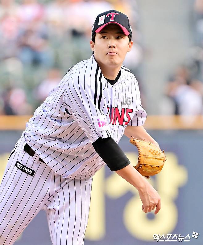 27일 오후 서울 송파구 잠실야구장에서 열린 '2025 신한 SOL Bank KBO리그' 한화 이글스와 LG 트윈스의 경기, 1회초 LG 선발투수 임찬규가 연습투구를 하고 있다. 잠실, 김한준 기자