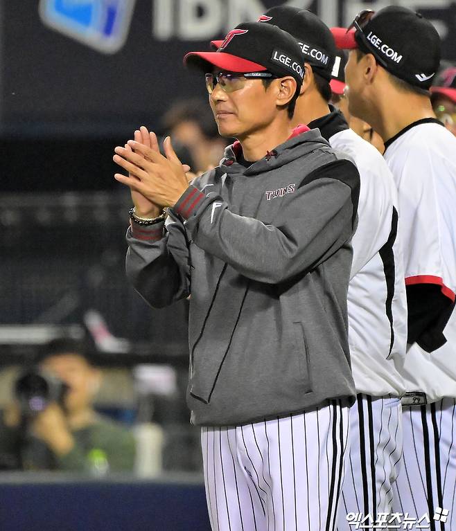 염경엽 감독이 이끄는 LG 트윈스가 28일 서울 잠실야구장에서 열리는 2025 신한 SOL Bank KBO리그 한화 이글스와의 팀 간 7차전에서 3연승과 주중 3연전 위닝 시리즈 확보에 도전한다. 한화 에이스 코디 폰세를 공략할 수 있느냐가 관건이다. 사진 엑스포츠뉴스 DB