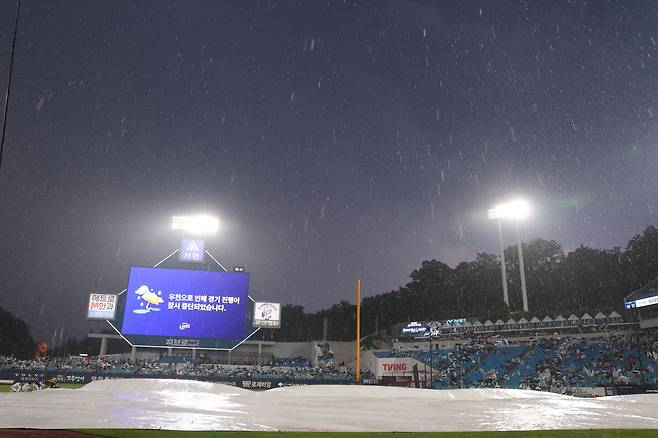 28일 삼성 라이온즈와 롯데 자이언츠의 정규시즌 맞대결이 열린 대구 삼성라이온즈파크에 갑작스레 천둥, 번개, 폭우가 들이닥쳤다. 결국 경기는 우천 취소됐다. 삼성 라이온즈