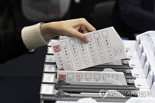 제21대 대통령 선거 투·개표 절차 시연회   (과천=연합뉴스) 서명곤 기자 = 10일 경기도 과천시 중앙선거관리위원회에서 열린 제21대 대통령 선거 투·개표 절차 시연회에서 투표지 분리기를 통과한 투표지를 꺼내고 있다. 2025.4.10 [공동취재]
    seephoto@yna.co.kr