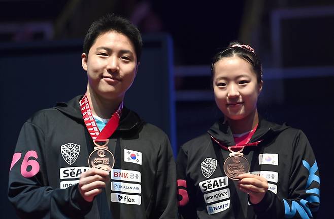 세계탁구선수권 혼합복식 동메달을 임종훈(왼쪽)과 신유빈 [대한탁구협회 제공. 재판매 및 DB 금지]