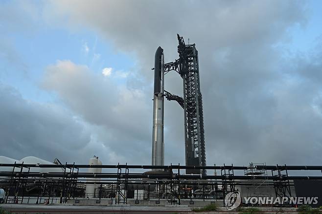 27일(현지시간) 미국 텍사스 해변에서 발사 대기 중인 스페이스X의 스타십 우주선·로켓 [UPI=연합뉴스. 재판매 및 DB 금지]