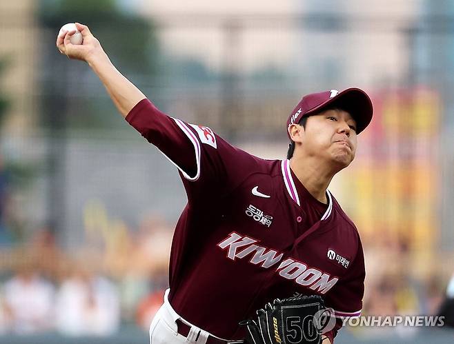 투구하는 하영민 (광주=연합뉴스) 조남수 기자 = 27일 광주기아챔피언스필드에서 열린 프로야구 키움 히어로즈와 KIA 타이거즈의 경기. 키움 선발투수 하영민이 1회에 투구하고 있다. 2025.5.27 iso64@yna.co.kr