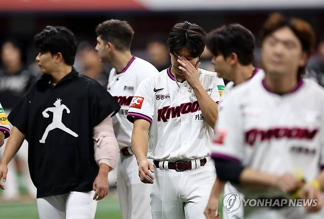 키움, 패배 (서울=연합뉴스) 윤동진 기자 = 25일 서울 고척돔에서 열린 2025 KBO리그 kt wiz와 키움 히어로즈 경기. 2 대 0으로 패한 키움 선수들이 아쉬운 표정을 짓고 있다. 2025.5.25 mon@yna.co.kr