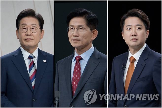 정치 분야 TV 토론회 준비하는 대선 후보들 (서울=연합뉴스) 더불어민주당 이재명(왼쪽)·국민의힘 김문수·개혁신당 이준석 대선 후보가 27일 서울 마포구 상암동 MBC 스튜디오에서 진행된 정치 분야 TV토론회를 준비하고 있다. 2025.5.27 [국회사진기자단] photo@yna.co.kr