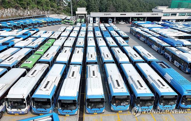 멈춰선 부산 시내버스 (부산=연합뉴스) 손형주 기자 = 부산지역 시내버스가 전면 파업에 돌입한 28일 오전 부산 연제구공영버스차고지에 운행이 중지된 버스들이 주차돼 있다. 2025.5.28 handbrother@yna.co.kr